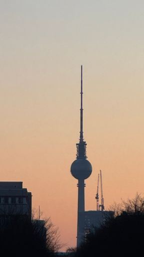 Der Fernsehturm im Licht der gerade hinterm Horizont verschwundenen Sonne. Um elf Minuten nach um Vier hielt ich diese Stimmung von der Gubitzstraße Ecke Schieritzstraße aus fest. Der Blick verändert sich jedoch durch das neben dem Galeria-Kaufhaus am Alexanderplatz entstehende Hochhaus.