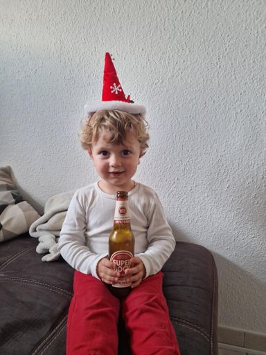 O meu neto Artur a dar uma cervejinha gelada ao avô Janeiro..👍😁💚💚🍾🥂🍀💫☝️😉