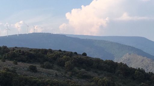 Au fond les éoliennes de Pradelles Cabardes, et l’antenne du Pic de Nore