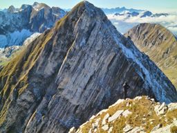 La dent de Folliéran qu’il aurait fallu remonter par le versant nord, à droite où il y a de la neige...