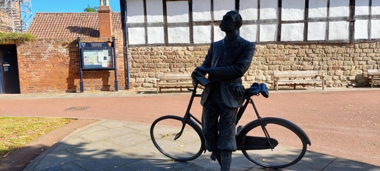 2005 statue of Edward Elgar gazing at the cathedral.  We had cycled past Plas Gwyn, Eign Hill, where he lived 1904-1911, last night on route to our host. There was a blue plaque.  https://en.wikipedia.org/wiki/Edward_Elgar