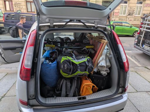 Mehr passt nicht: Zwei Bikes, zwei Fahrer, Camping Gepäck, Pavillon und Material für den MTB Sachsen Cup. Bei mehr Mitstreitern gibt's dann noch Dachträger.