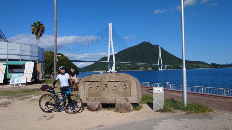 多々羅大橋をバックに。 ここでちょっと長居してしまって、後々...