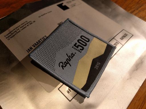 Hier is het om te doen; de felbegeerde Rapha 500 badge!