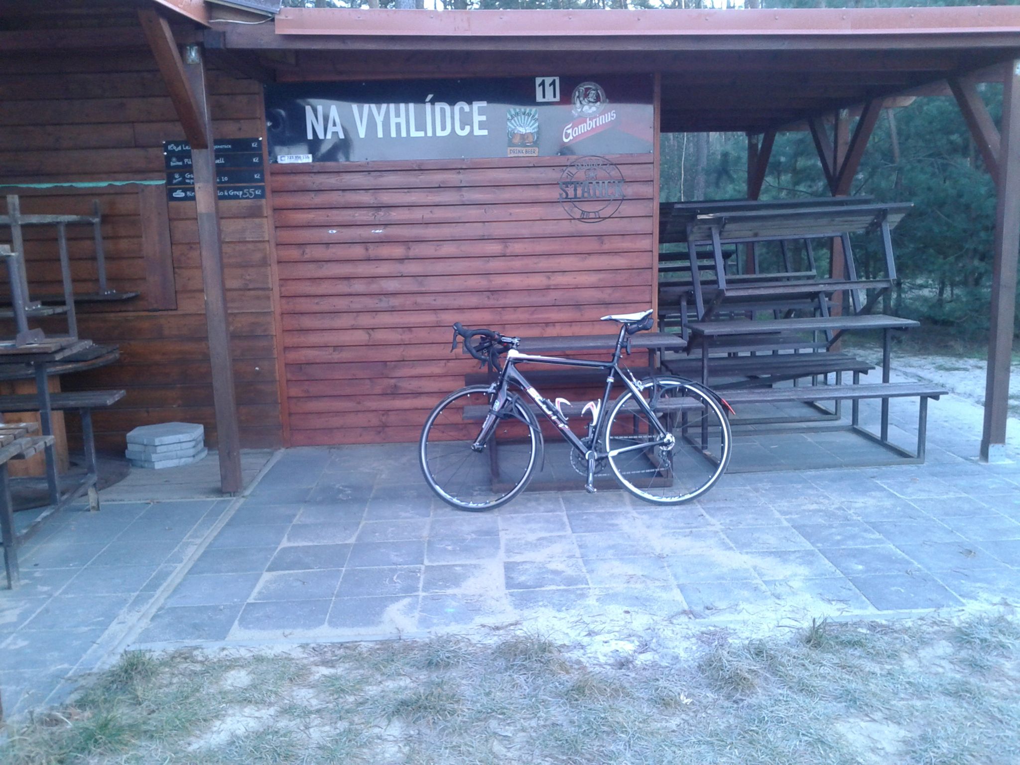 Občerstvení na Lhotě. V létě je tu mnohem příjemněji.