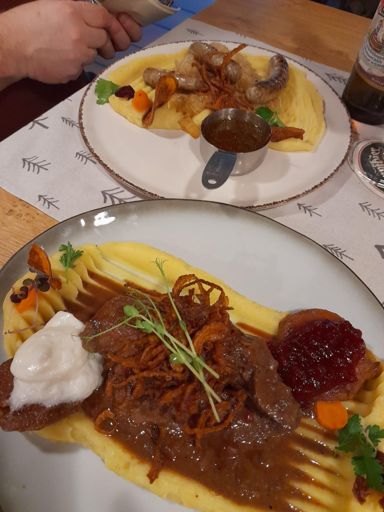 Hirschwürstel sowie Kalbsleber