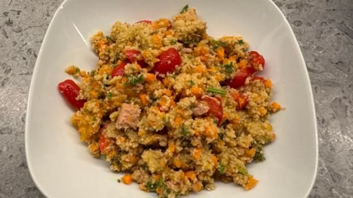 Einfach lecker: Couscoussalat mit Thunfisch, Möhren, Tomaten und heute mal Mandarinen. 😊