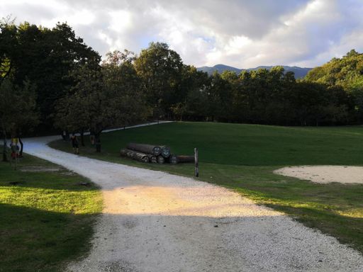 Lo sterrato proseguiva