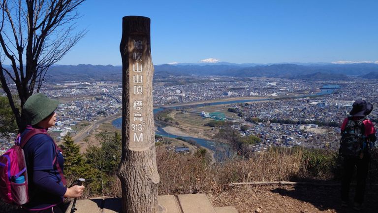 鳩吹山の山頂、後ろには御嶽山。今年も登りに行くぞ～