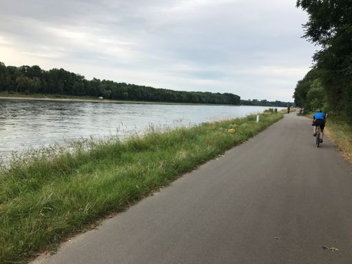 Am Rhein entlang