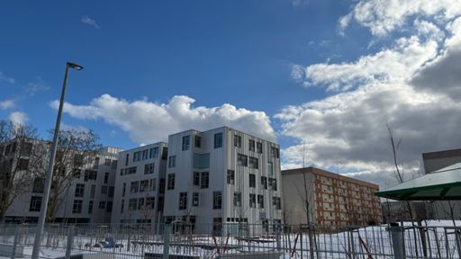 Einst stand hier die Hochschule für Technik und Wirtschaft mit der Mensa. In den letzten Jahren wurde eine neue Schule gebaut. Die Häuser im Hintergrund sind immer noch Studentenwohnheim, in dem ich von 1999 bis 2006 wohnte.