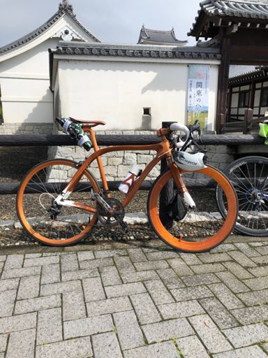 フレームはマカボニー材を積層にして張り付けし、