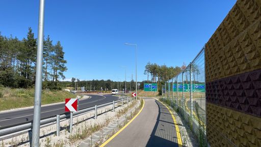 cars, cars, cars everywhere and continuously, however I took the picture in that moment where only a few cars can be seen.