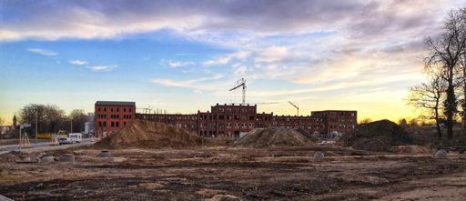 Wasserstadt - Spindlersfeld

"Geschichte

1871 wurde die alte Wäscherei von Wilhelm Spindler erbaut. Er zog von Mitte mit seiner „Anstalt zur chemischen Reinigung, Wäscherei und Färberei“ aufs Land. 1925 wurde der Betrieb dann von Schering übernommen und nach 1949 in der DDR verstaatlicht. VEB Rewatex hieß er ab sofort und wurde im Volksmund nur “VEB mausgrau“ genannt."