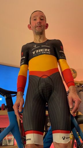 Ausgeglichen und knülle nach der virtuellen Rennradtour in diesem Zeitfahranzug. 😅💦