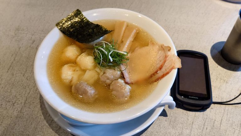 せっかくなので、贅沢ワンタンメンを注文♪ 節系スープを邪魔しない薄目の醤油が👍　ストレート麺に海老ワンタン、肉ワンタン、メンマ、チャーシュー、海苔、味付け玉子のトッピング。　海老ワンタンがプリプリで食感が良かった。　女性が作っているだけあって丁寧に仕上げられてます😋