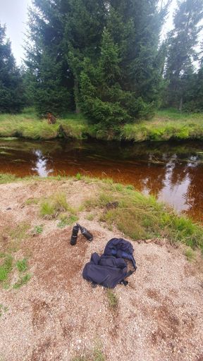 Mycie tyłka w rzece przy 13 stopniach. Polecam
