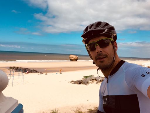 De fondo la Torre de la Higuerra, bien de interes cultural en la playa de Matalascañas