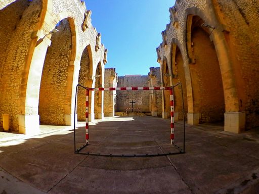 Fussball in der Kirche.