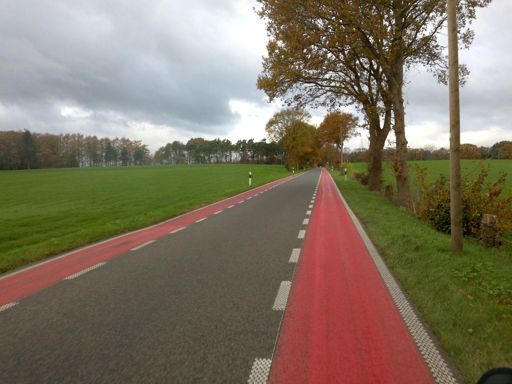 'Schutzstreifen ausserorts'-Teststrecke (heisst wirklich so) in DE