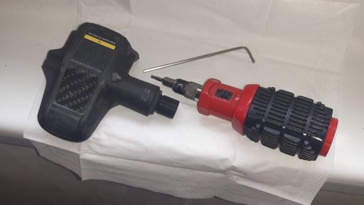 Indulás előtt még pedált kellett szerelnem..   Az a kis kavics beszorult a tengely és a karbon rugólap közé, és nem pattant be a pedál.  2-es imbusz és T8 kell a szétszedéshez, de szerencsére már fel vagyok készülve.   Azért jó, hogy nem a verseny napján kell ezzel bénázni. :)