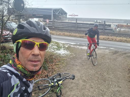 Foi uma boa voltinha..metemos algum stress que estava muito frio 🥶❄️para aquecermos um pouco..-1 graus chegou a marcar o GPS..🥶❄️☃️🚴‍♂️🔥🚴‍♂️🔥🍀💫☝️😉