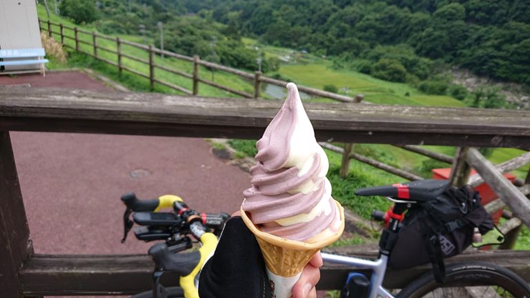 そういえばデザート!　と、木曽市場でブルーベリーのミックスソフト🍦を食べる😋 ブルーベリーが濃厚で美味しかった。