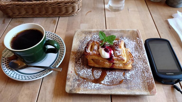 メニューに”来た人80%以上の注文”と書いてあったミニアップルパイを注文、80%以上の人に入れてもらった♪　けっこうガッツリ目にりんごが入っていて👍でした。　コーヒーは深煎りで好みの味。