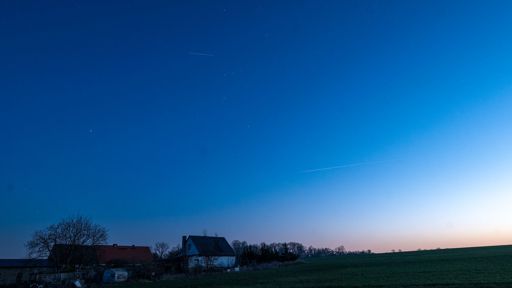 ISS fliegt durch Orion