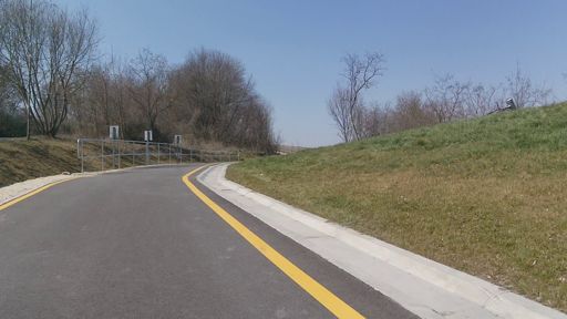 Csendélet..   A kép jobb szélén van a látnivaló, egy tanyabájk gázpalackkal. :D   (Gazdája sehol)