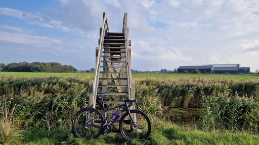 Héééél  hoog bruggetje  is ook niet voor bikers🤣