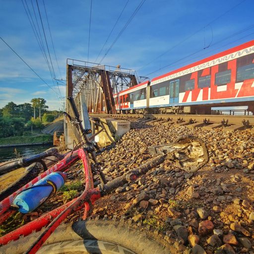 пережидал встречную, на этом стремном тесном мосту