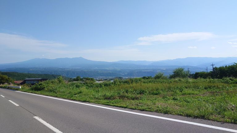 下界(東御市)まで下ってきた。　下る途中で気が付いたが、長野や群馬って山と台地/盆地が見えるんだね。　岐阜・愛知の山だと山と谷の組み合わせが多く、こういう開けた景色がなかなかない。