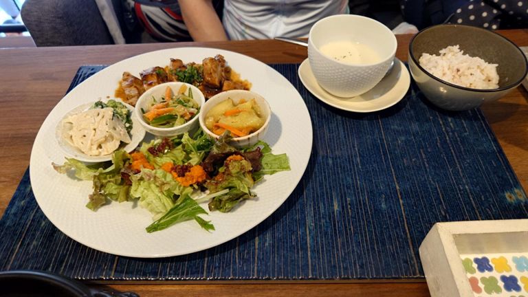 奥様はトンテキプレートのランチを注文♪ 暑かったので冷静ポタージュが美味しかった😋