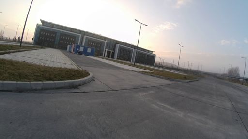 A járdán bringázva csak egy parkolóbó jutok, ahonnan láttam a bringautat, de nem tudtam rámenni.  Fordujunk csak meg..