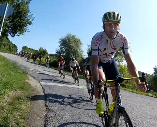 Az első kör még mindig.  Én mentem legelől a kifordulás előtt, meg hát a kifordulás alatt is.   Szép hosszú a sor, de ha nem szakad meg, akár száz méteres is lehet.