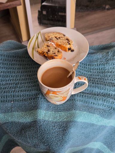 Kaffee und Stolle von der Frau gebracht bekommen.