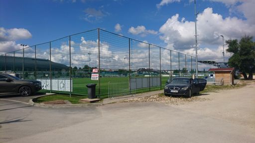 Érdekes története lehet ennek a nem túl régi autónak. Láthatóan már hetek óta ott áll a Pancho aréna mellett, tudjukkinek az utcájában. Az ajtaja tárva-nyitva, de a külseje tiszta por. Amíg ott voltam rendőrök is elmentek mellette, de nem foglalkoztak vele. Gazdag falusi idill...