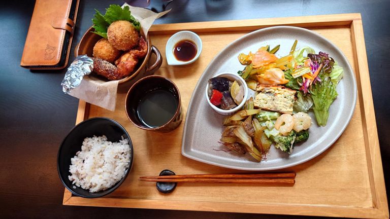 奥様はメインにスパイス唐揚げと甘だれ手羽先とコロコロコロッケ、惣菜にサーモンのコチュジャン和え、野菜たっぷりキッシュ、セロリとアサリのオイスター炒め、エビとブロッコリーのハーブ和え、夏野菜のカポナータを選択。