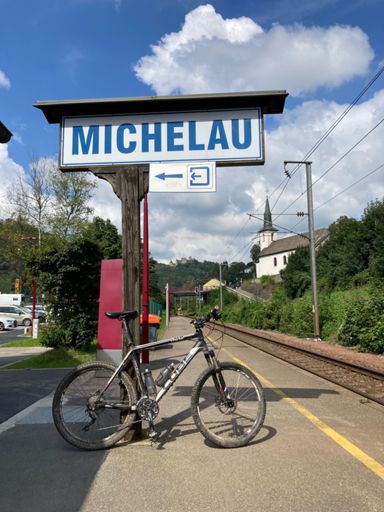 Voor de oplettende kijker: Kasteel Bourscheid op de achtergrond