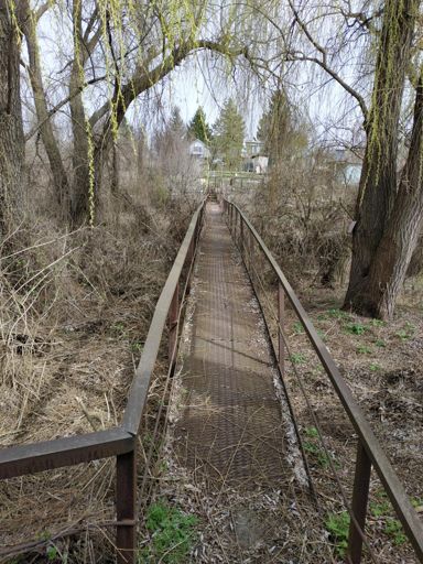 Місток Вільноуланівське
Поруч колишня пристань катера "зупинка катера "Агломерат"

Весна, Осінь. Одна сторона закрита на замок. Перешкода високий паркан, тут зручно спуститися з мосту на стежку, а там пройти 20метрів і немає жодних перешкод.