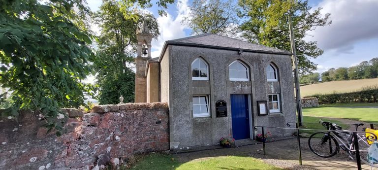 Makerstoun's 1808 parish church. We met another long distance cyclist at this spot. I think he was carrying a bit more than us. https://en.m.wikipedia.org/wiki/Makerstoun & https://www.kelsocountrychurches.org.uk/about/makerstoun/