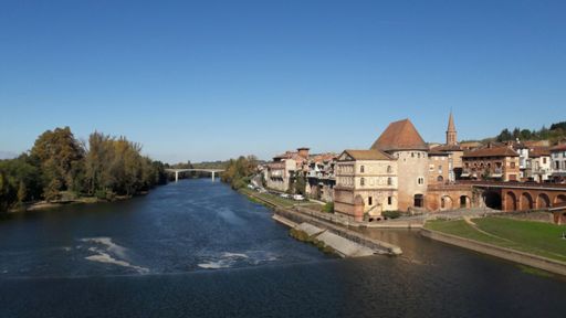 Villemur vu du pont vieux. Au fond le pont neuf. Le moulin, la chaussée sous un soleil splendide 😎