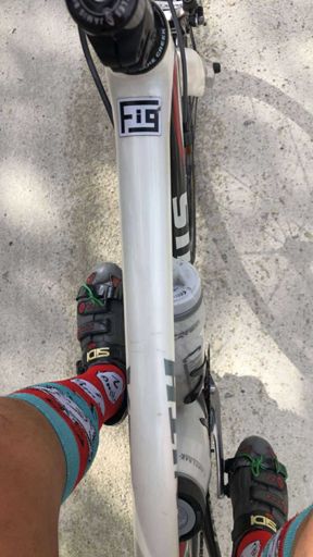 If you look carefully you can see my functional velcro-garden wire pedal cage I used for 90km (after 30km without!).