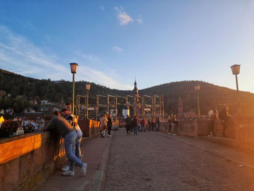Heidelberg. Alte Brücke. Das Brückentor gegenüber ist nicht mehr mit Baugerüsten eingepackt. Dafür steht jetzt mitten auf der Brücke irgendein Gerüst.