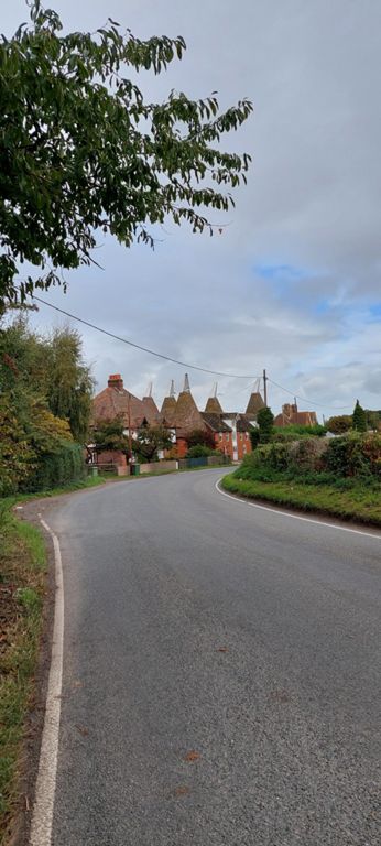 Historic England's map maps and identifies these five as Thornfield Oast in Hill Head Road, Goodnestone, Swale, Kent; OS maps do not.  This Geograph entry confirms these as part of Poplar Hall Farm with more info and a link about oast houses: https://www.geograph.org.uk/photo/794633.      This link includes more photos at different angles: https://commons.wikimedia.org/wiki/Category:Oasts_in_Goodnestone,_Swale  