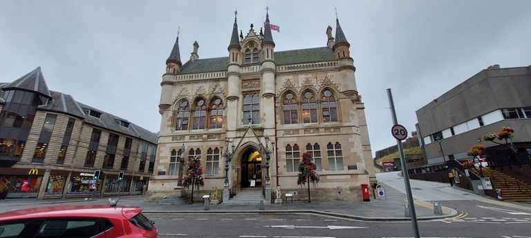 Category A listed 1882 Inverness Town House, formerly head office of Inverness Burgh Council. Still a civic building. We went up the road to its right towards the castle. https://en.wikipedia.org/wiki/Inverness_Town_House