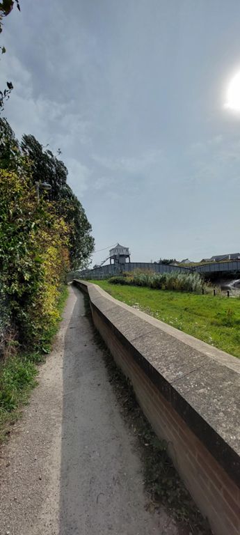 Coming back out of Selby, we re-joined Route 65 which started along this track beside the River Ouse. 1891 Selby Swing Bridge for the Hull-Selby railway in the background. https://en.wikipedia.org/wiki/Hull_and_Selby_Railway#1891_bridge