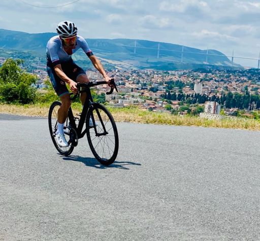 Viaduc de Millau au fond