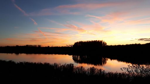 Mooie wolken gereflecteerd in de Mark bij Terheijden